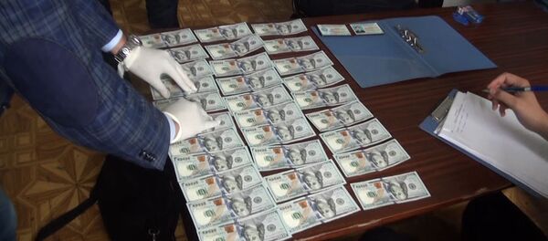 Папкага катылган доллар. ЖАМК кызматкеринин пара берүү учуру - Sputnik Кыргызстан