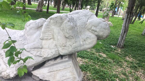 Состояние памятников и скульптур на бульваре Эркиндик в Бишкеке - Sputnik Кыргызстан