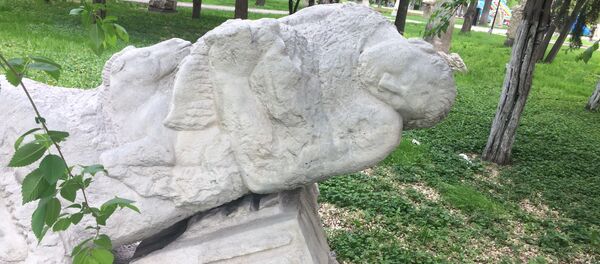 Состояние памятников и скульптур на бульваре Эркиндик в Бишкеке - Sputnik Кыргызстан