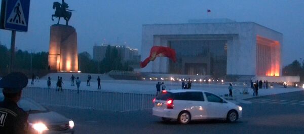 Шквальный ветер сорвал флаг на площади Ала-Тоо — видео момента падения - Sputnik Кыргызстан