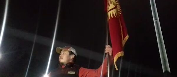 Сүрөтчү жигит шамал учурган туунун ордуна башкасын түнү бою кармап турду. Видео - Sputnik Кыргызстан