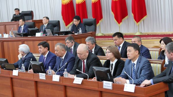 Жогорку Кеңеште бүгүн өкмөттүн жаңы мүчөлөрү ант берди - Sputnik Кыргызстан