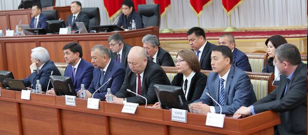 Жогорку Кеңеште бүгүн өкмөттүн жаңы мүчөлөрү ант берди Жогорку Кеңеште бүгүн өкмөттүн жаңы мүчөлөрү ант берди - Sputnik Кыргызстан