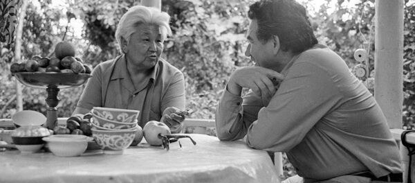 Встреча Тугельбая Сыдыкбекова и Чингиза Айтматова - Sputnik Кыргызстан