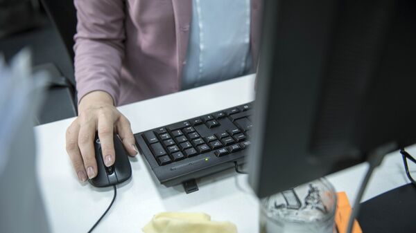 Женщина за работой на компьютере. Архивное фото - Sputnik Кыргызстан