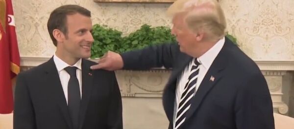 Трамп смахнул перхоть с пиджака Макрона - Sputnik Кыргызстан