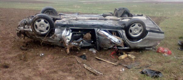 Тараз — Талас — Суусамыр жолунун 52-чакырымында Mercedes-Benz унаасынын айдоочусу рулга ээ боло албай, машина аласалып кеткен. - Sputnik Кыргызстан