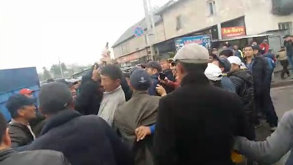 Милиционеры стреляли в воздух во время потасовки с толпой в Бишкеке — видео - Sputnik Кыргызстан