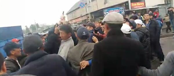 Милиционеры стреляли в воздух во время потасовки с толпой в Бишкеке — видео - Sputnik Кыргызстан