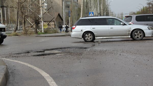 Разрушенное дорожное покрытие на одной из улиц Бишкека. Архивное фото - Sputnik Кыргызстан