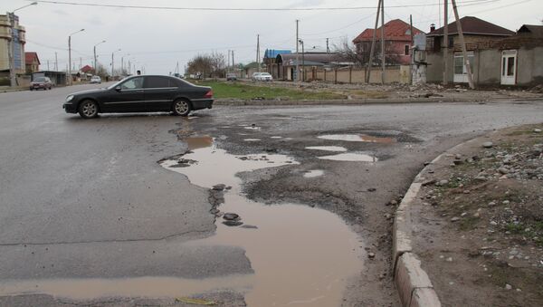 Разрушенное дорожное покрытие на одной из улиц Бишкека. Архивное фото - Sputnik Кыргызстан