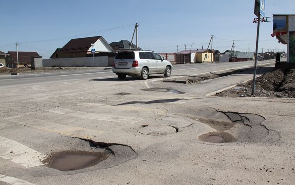 В 2017 году мэрия потратила на реконструкцию столичных дорог 696 миллионов сомов (более 10 миллионов долларов) - Sputnik Кыргызстан
