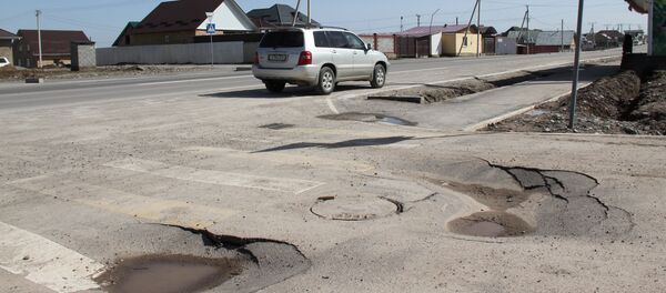 Разрушенное дорожное покрытие на одной из улиц Бишкека. Архивное фото - Sputnik Кыргызстан