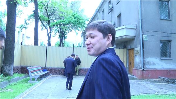 Видео прибытия Сапара Исакова на допрос в ГКНБ - Sputnik Кыргызстан