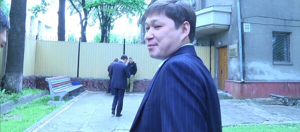 Видео прибытия Сапара Исакова на допрос в ГКНБ - Sputnik Кыргызстан