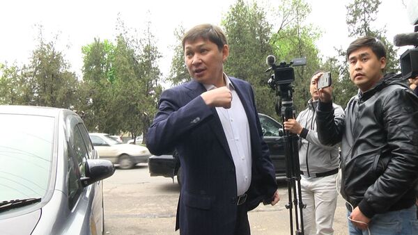Выйдя из ГКНБ, Сапар Исаков ответил на вопросы журналистов — видео - Sputnik Кыргызстан