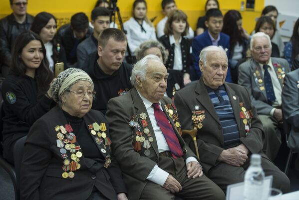 Ветераны ВОВ и школьники на встрече - Sputnik Кыргызстан