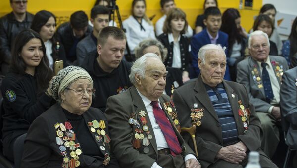 Встреча участников автопробега Победа одна на всех! с ветеранами ВОВ и школьниками - Sputnik Кыргызстан