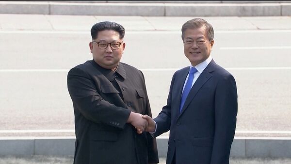 Түндүк Корея менен Түштүк Кореянын президенттери Ким Чен Ын менен Мун Чжэ Ин эки мамлекеттин ортосундагы демаркациялык сызыктан жолугушту - Sputnik Кыргызстан