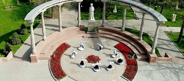 Бишкектин 140 жылдыгын утурлай кыздар Курманжан датканын эстелигинин алдында бийлешти Бишкектин 140 жылдыгын утурлай кыздар Курманжан датканын эстелигинин алдында бийлешти - Sputnik Кыргызстан