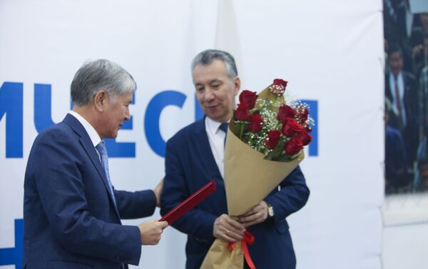 Также на заседании социал-демократы поздравили Фарида Ниязова с 60-летием - Sputnik Кыргызстан