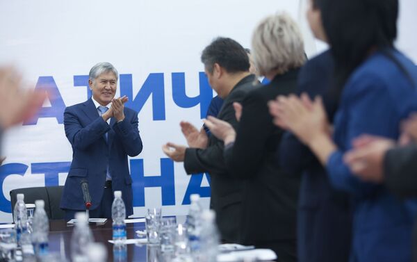 Атамбаев зачитал поздравление от имени партии. - Sputnik Кыргызстан