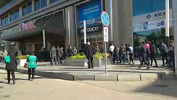 Оцепление вокруг Бишкек парка снято, люди возвращаются в здание — видео - Sputnik Кыргызстан