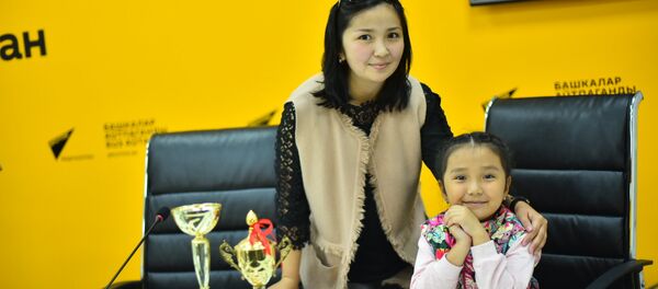 Баламдын шагы сынбасын! Жалгыз бой эне кызын олимпиадага жөнөтүү аракетинде Баламдын шагы сынбасын! Жалгыз бой эне кызын олимпиадага жөнөтүү аракетинде - Sputnik Кыргызстан
