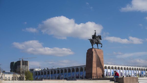 Памятник Айкол Манас (Манас Великодушный) на площади Ала-Тоо в Бишкеке. Архивное фото - Sputnik Кыргызстан