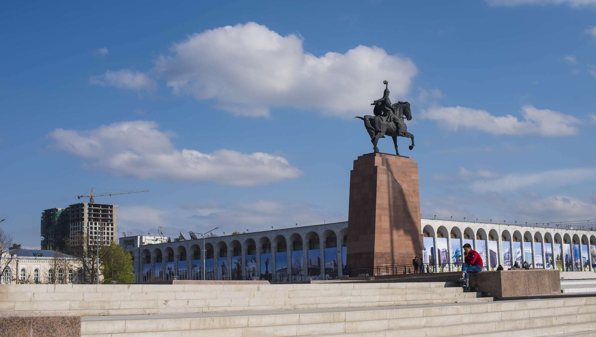 Время в бишкеке. Манас площадь ала ТОО. Бишкек Манас площадь. Монумент Айкол Манас на площади ала-ТОО. Манас на площади Алато.