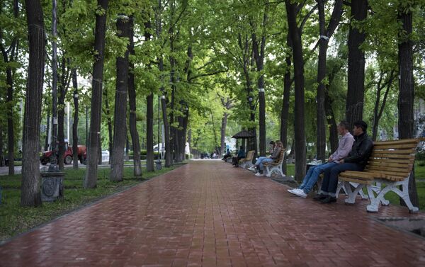 На проспекте Эркиндик в Бишкеке появились обновленные скамейки. - Sputnik Кыргызстан