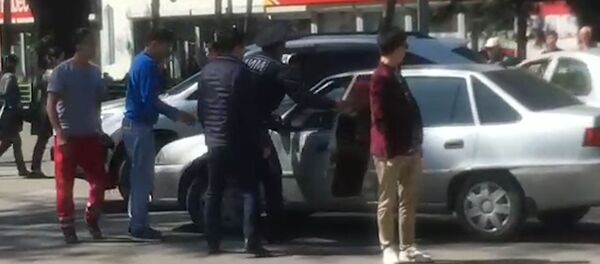 Бишкекте жол инспекторун бетке тээп кетип калган окуянын видеосу чыкты - Sputnik Кыргызстан