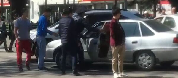 Мужчина пнул в лицо инспектора УОБДД — появилось видео инцидента - Sputnik Кыргызстан