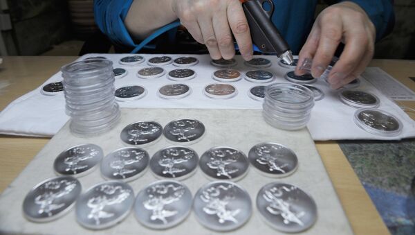 Чеканка монет в Московском монетном дворе - Sputnik Кыргызстан