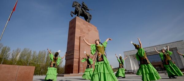 Национальный танец на площади Ала-Тоо к Дню города - Sputnik Кыргызстан