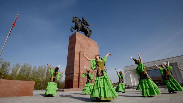 Манастын эстелигинин жанында бийлеген кыздар. Бишкектин 140 жылдыгына белек - Sputnik Кыргызстан