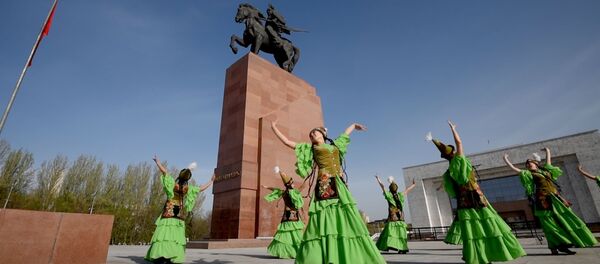 Манастын эстелигинин жанында бийлеген кыздар. Бишкектин 140 жылдыгына белек - Sputnik Кыргызстан