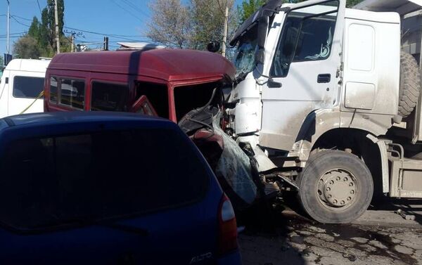 В Бишкеке по улице Алматинской ниже проспекта Жибек Жолу столкнулись грузовик, микроавтобус и легковое авто - Sputnik Кыргызстан
