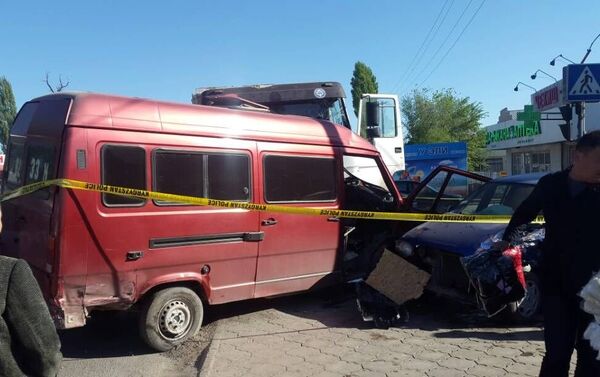 В результате столкновения пострадали два пассажира микроавтобуса и один пассажир легкового авто, которых с незначительными повреждениями доставили в больницу. - Sputnik Кыргызстан