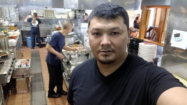 Повар в японском ресторане Асылбек Асаналиев - Sputnik Кыргызстан