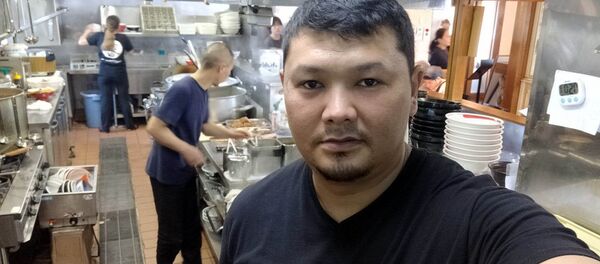 Повар в японском ресторане Асылбек Асаналиев - Sputnik Кыргызстан