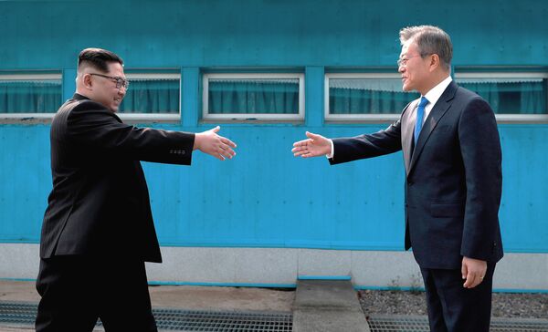 Түштүк Корея менен Түндүк Кореянын лидерлери эки өлкөнүн чек ара сызыгында жолугушкан. 27-апрель - Sputnik Кыргызстан