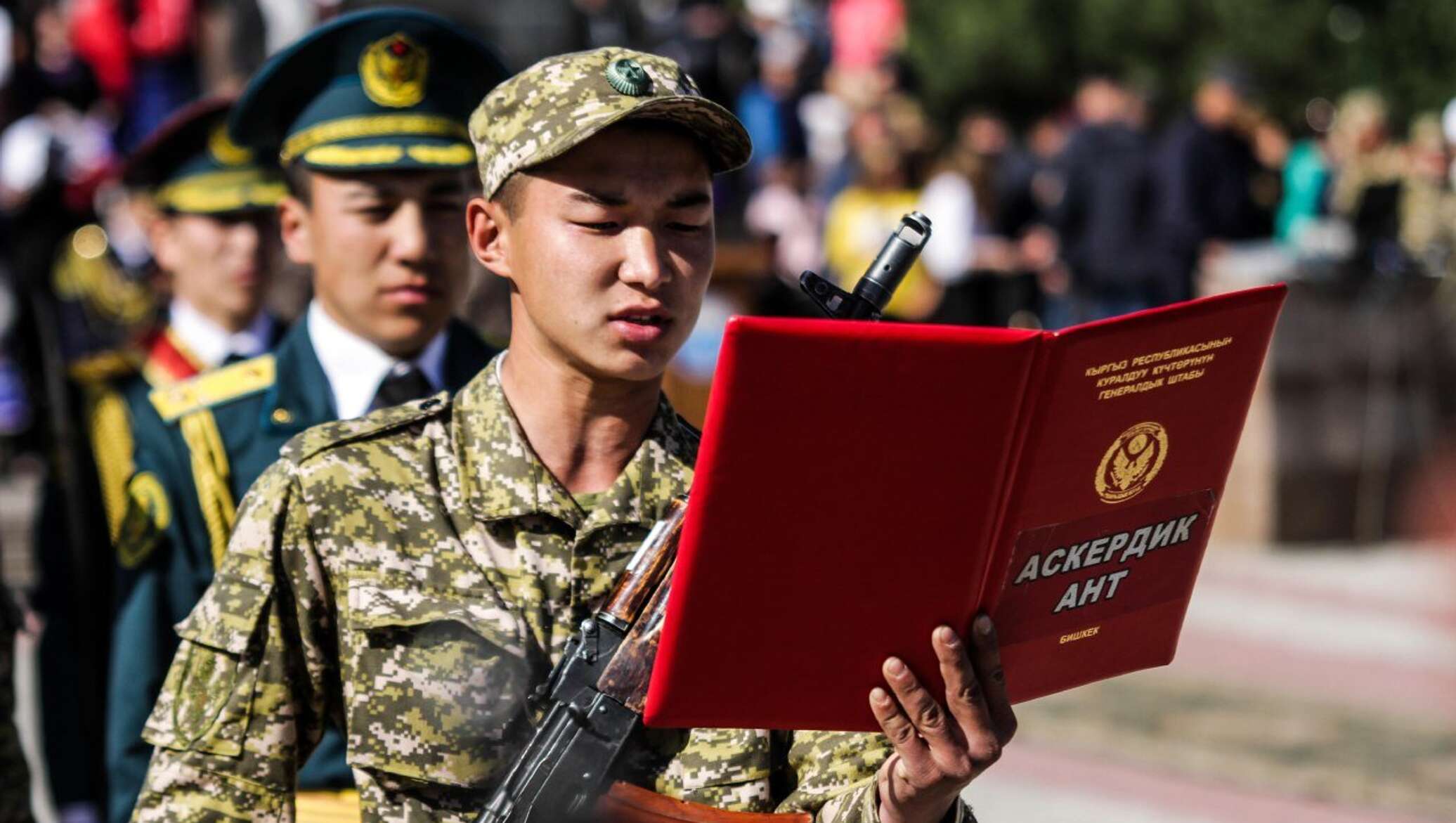 Кр вый. Присяга нац гвардия Кыргызстан. Аскердик ант. Солдаты Кыргызстана. Кыргызский солдат.