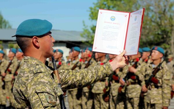 Новобранцы призыва Весна-2018 войсковой части 702 Национальной гвардии Вооруженных сил КР сегодня, 28 апреля, принесли присягу - Sputnik Кыргызстан