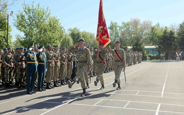 Кроме того, состоялись показательные выступления по строевой подготовке с оружием, были продемонстрированы приемы рукопашного боя - Sputnik Кыргызстан
