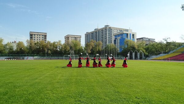 Девушки станцевали на центральном стадионе — подарок Бишкеку к 140-летию - Sputnik Кыргызстан