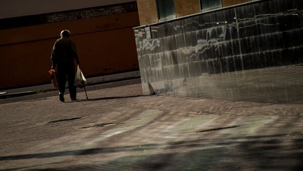 Пожилая женщина идет по улице. Архивное фото - Sputnik Кыргызстан