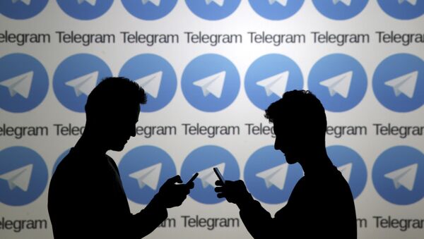 Двое мужчин со смартфонами на фоне логотипов Telegram. Иллюстративное фото - Sputnik Кыргызстан