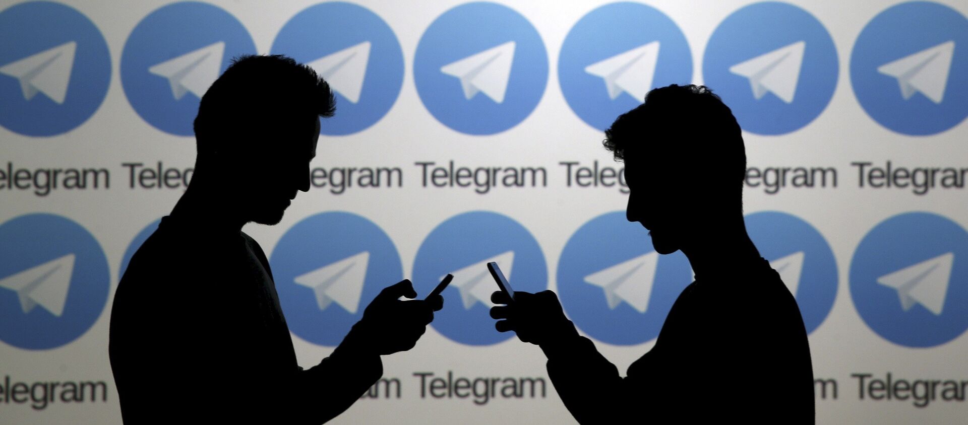Силуэты людей на фоне логотипа Telegram. Архивное фото - Sputnik Кыргызстан, 1920, 05.10.2021