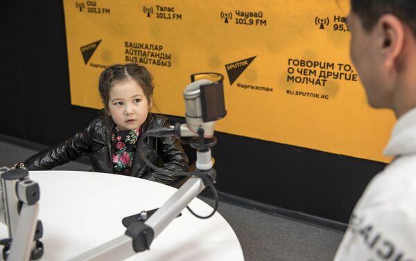 Нази Асылбекова: Айыма салмагы 2,5 килограмм болуп төрөлдү. Аны көтөрүп алып сейилдегени чыксам коңшуларым жаш кыз куурчак ойноп жүрөт деп ойлошуптур - Sputnik Кыргызстан